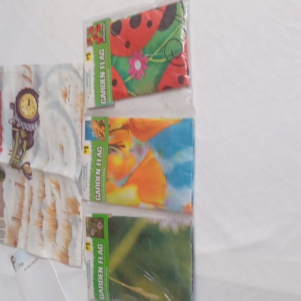 8 Pc Nwt Small Flags And Holder